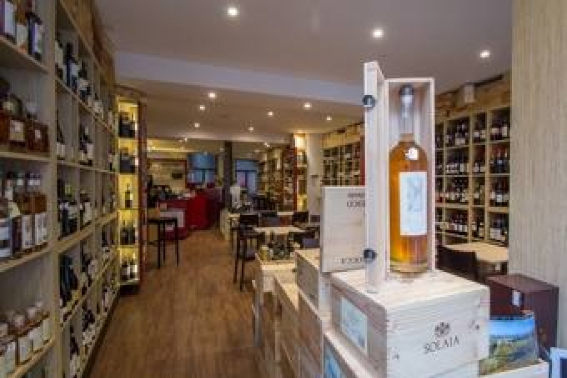 A Como Enoteca cerca sommelier