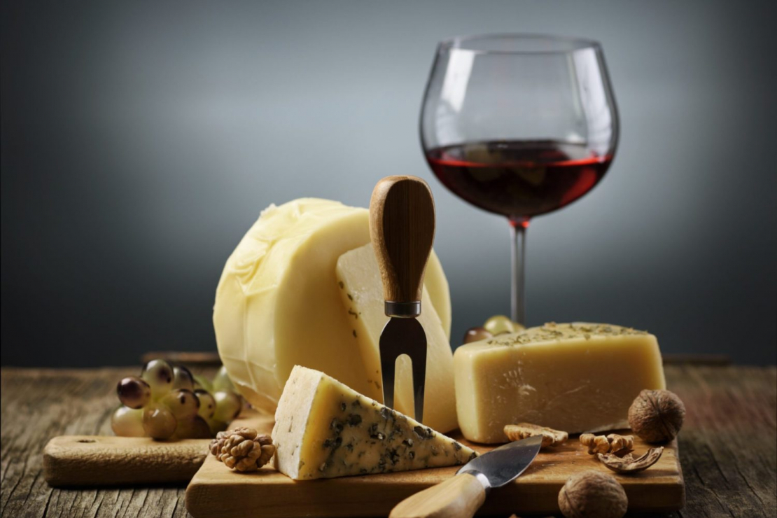 Abbiniamo il formaggio con distillati, vino e birra