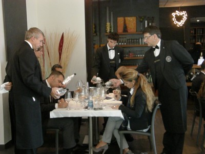 Degustatori all'opera durante i lavori dell'edizione 2011 della Guida Viniplus 2011